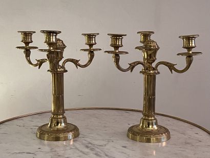 null Paire de flambeaux en bronze ciselé de style Louis XVI à trois bras de lumières...