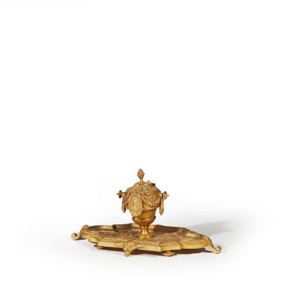 null Encrier quadripode, en bronze doré, à décor d'un pot couvert orné d'un profil...