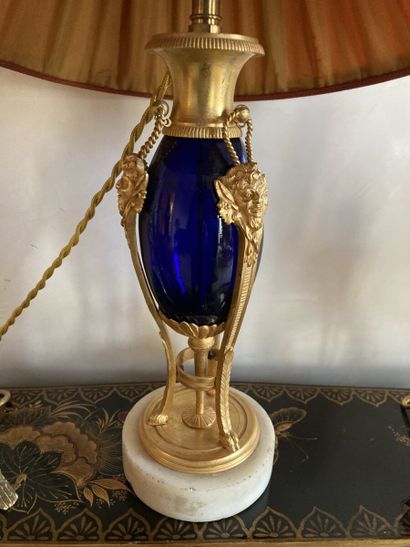 null Vase balustre en verre bleu et bronze doré en forme d'athénienne à décor de...