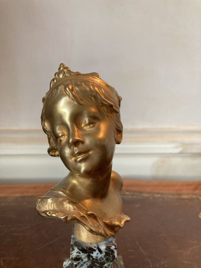 null François-Raoul LARCHE (1860-1912)
Buste de fillette au diadème
Bronze doré,...