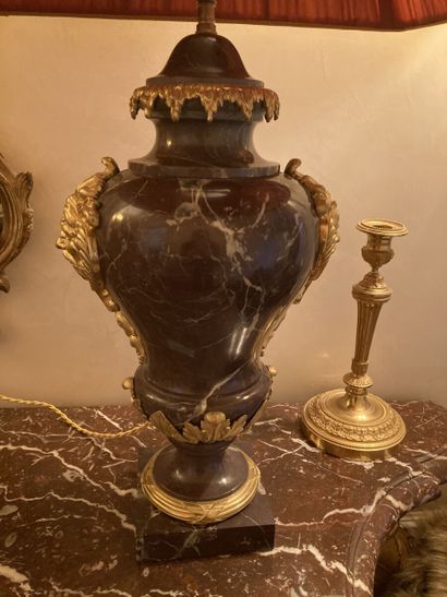 null Pair of baluster-shaped lamp bases in veined marble decorated with masks of...