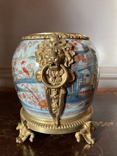 null Porcelain cover-pot with decoration in enamels of the Imari palette, the gilded...