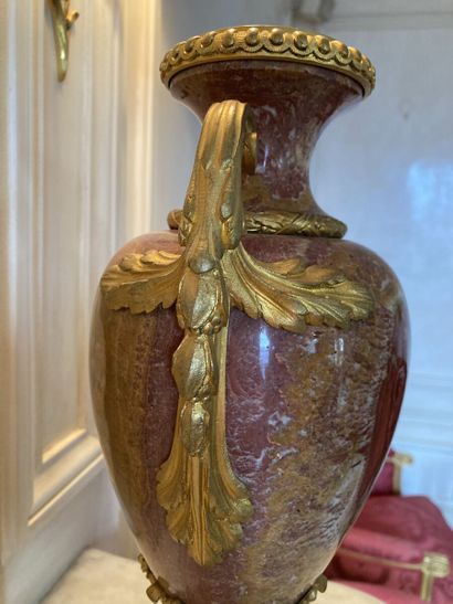 null Paire de vases balustres en pierre marbrière rouge veinée, la monture en bronze...