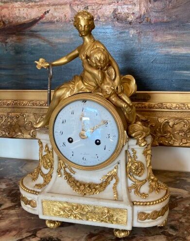 null Pendule en bronze doré et marbre blanc à décor de Vénus et l'Amour ; (accidents...