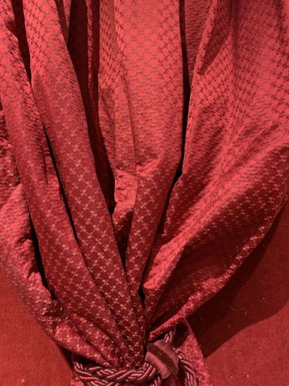 null Réunion de quatre paires de rideaux en soie rouge, deux à motifs de croisillons...
