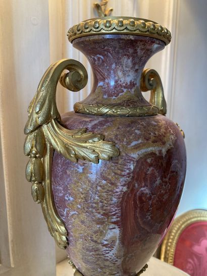 null Paire de vases balustres en pierre marbrière rouge veinée, la monture en bronze...
