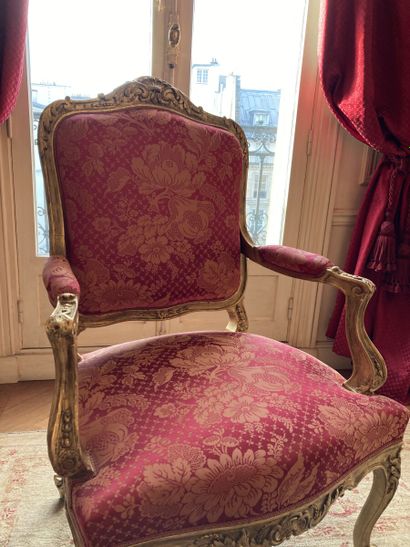 null Paire de larges fauteuils à la Reine en bois mouluré, sculpté et doré à décor...