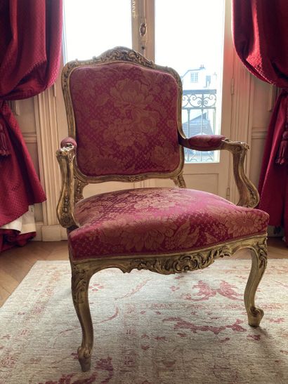 null Paire de larges fauteuils à la Reine en bois mouluré, sculpté et doré à décor...