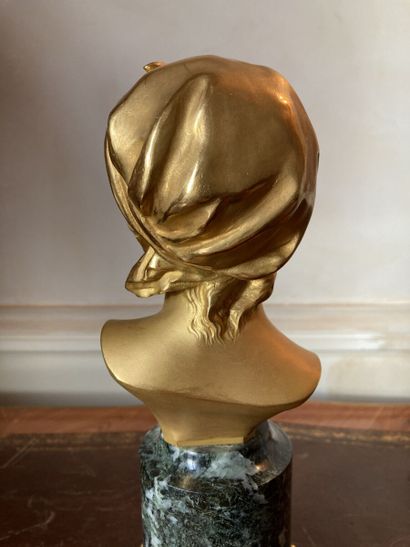 null Léon GRÉGOIRE (1840-1890)
Buste de jeune femme.
Bronze doré, sur un piédestal...