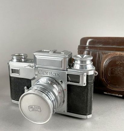 null Set of two Zeiss Ikon cameras with cases. Contax III case n° J 74742 with Carl...