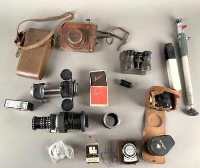 Various photographic equipment: light meters,...