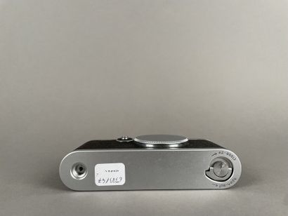 null Camera. Leitz Leica IF body n° 682 588 (1955, seized) without lens.