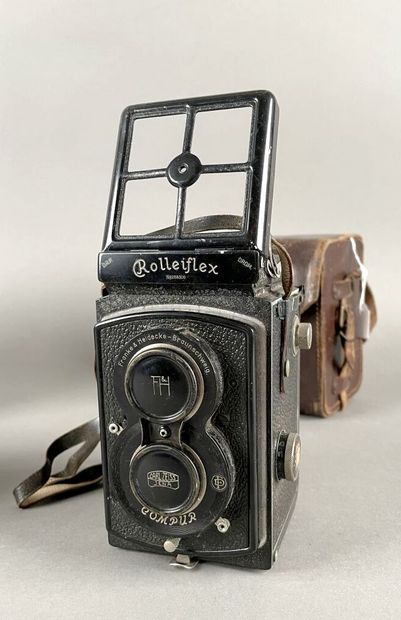 null Set of two cameras: Rolleiflex case with Tessar 3.8/7.5 cm lenses and Heidoscop-
Anastigmat...