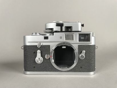 null Camera. Leitz Leica M2 chrome case n° 1 092 776, without lens but with Leica...