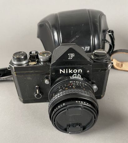 null Set of two miscellaneous cameras: black Nikon F body with Multi-Coated 28 mm...
