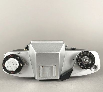 null Camera. Leitz Leicaflex SL chromed body n° 1 195 981 (1968) without lens.