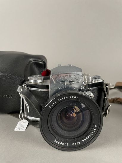 null Set of two Ihagee Exakta VX cameras with Carl Zeiss Jena Flektogon 4/20 mm lens...
