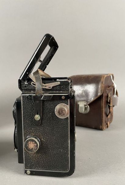 null Set of two cameras: Rolleiflex case with Tessar 3.8/7.5 cm lenses and Heidoscop-
Anastigmat...