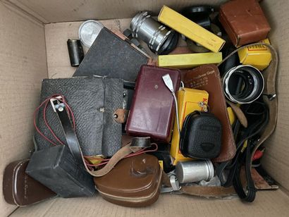 null Various photographic equipment: light meters, Slik tripod, films, extensions,...