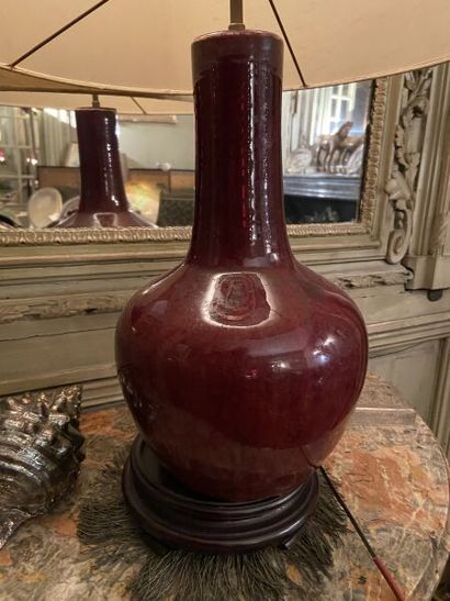 null CHINE - XIXe siècle
Vase de forme bouteille en porcelaine émaillée rouge flammé
(Fond...