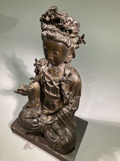 null CHINE - Dynastie MING (1368-1644)
Statue en bronze à patine brune et traces...