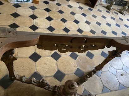 null Table de milieu en bois sculpté et doré de forme rectangulaire, à décor ajouré...