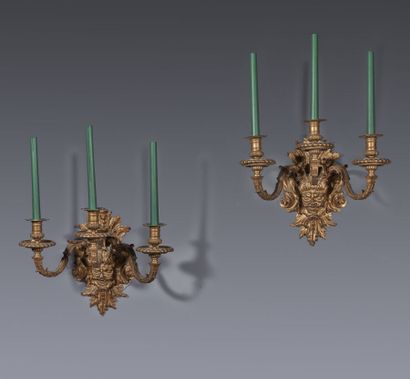 null Paire d'appliques à trois bras de lumière en bronze doré à décor de mascaron...