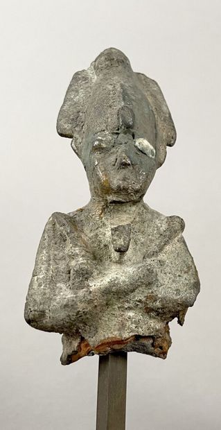null Fragment de statue d'Osiris
Bronze. Restaurations au visage et à la coiffe....