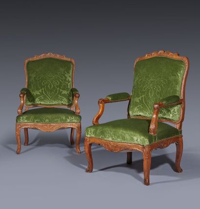 Deux fauteuils en hêtre mouluré et sculpté,...