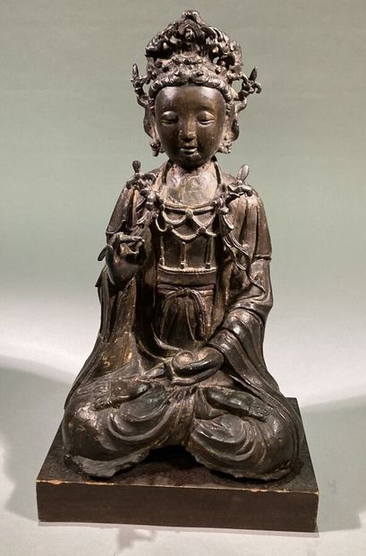 null CHINE - Dynastie MING (1368-1644)
Statue en bronze à patine brune et traces...