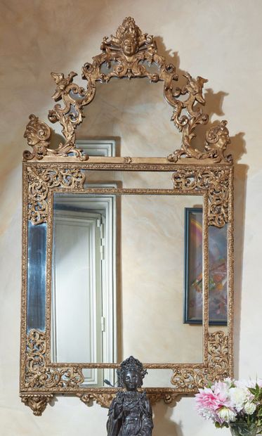 null Grand miroir à parecloses en bois doré à décor ajouré de rinceaux, mascarons...