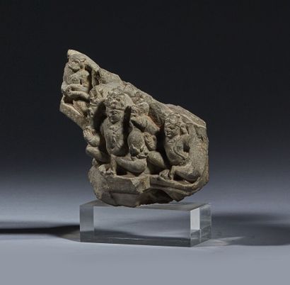 null INDE - Période médiévale, Xe-XIIIe siècles
Fragment de stèle en schiste gris,...