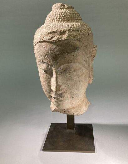 null THAILANDE - XVe siècle
Grande tête de bouddha en grès gris les yeux mi-clos,...
