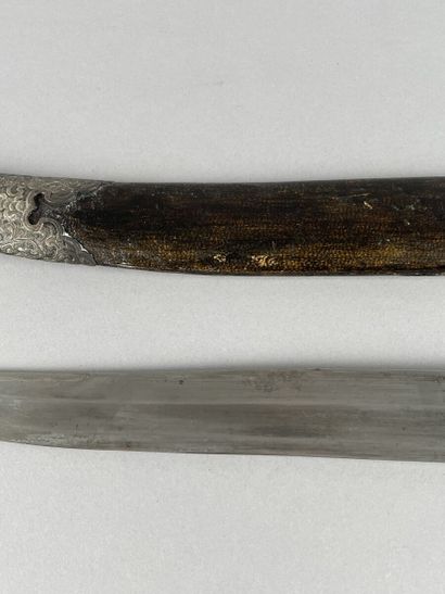 null Épée Dao
Probablement Chine ou Vietnam, XVIIIe-XIXe siècles
Long. : 47 cm

La...