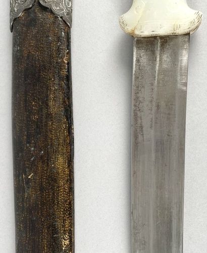null Épée Dao
Probablement Chine ou Vietnam, XVIIIe-XIXe siècles
Long. : 47 cm

La...