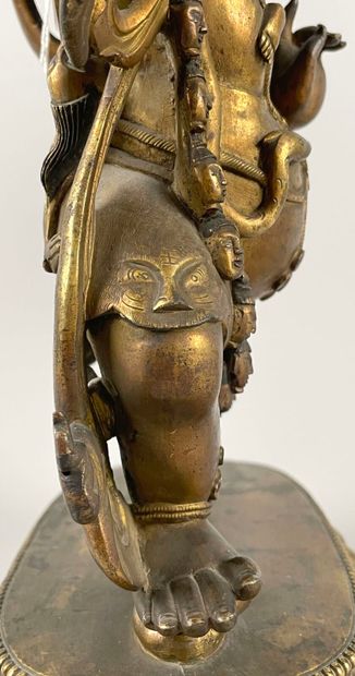 null TIBET, XVIIIe siècle
Importante statue d'Hayagriva en bronze doré, piétinant...