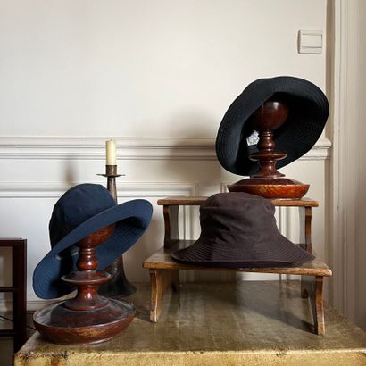 null HERMÈS
Lot comprenant :
Deux chapeaux en soie polyester à bords surpiqués l'un...