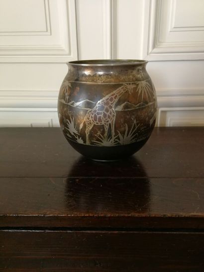 null R. THIBAUDAT (XXe siècle)
Vase globulaire en dinanderie à décor d'un éléphant...