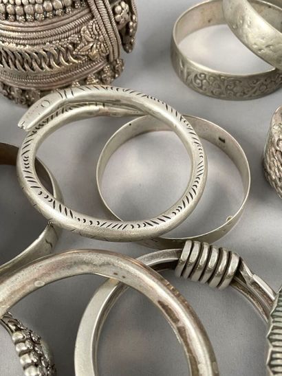 null Lot de bijoux fantaisie en métal argenté comprenant des bracelets à motifs géométriques.
(Accidents...