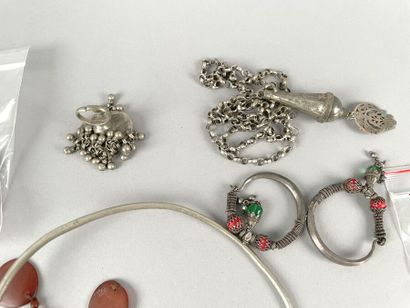 null Lot de bijoux fantaisie comprenant des bracelets, colliers en métal, pierres...