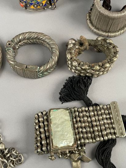 null Lot de bijoux fantaisie en métal comprenant : colliers, bracelets.
(Accidents...