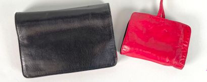null GUCCI Vintage
Lot comprenant un portefeuille en cuir noir et rouge à trois compartiments...