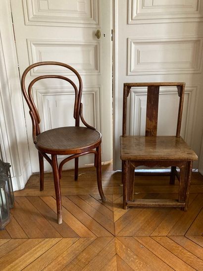 null Paire de chaises bistrots en bois patiné et contreplaqué 
Haut. : 90 et 76 cm...