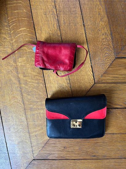 null GUCCI Vintage
Lot comprenant un portefeuille en cuir noir et rouge à trois compartiments...