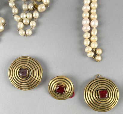 null Dans l'esprit Chanel
Lot composé d'un collier à cinq rangs de fausses perles...