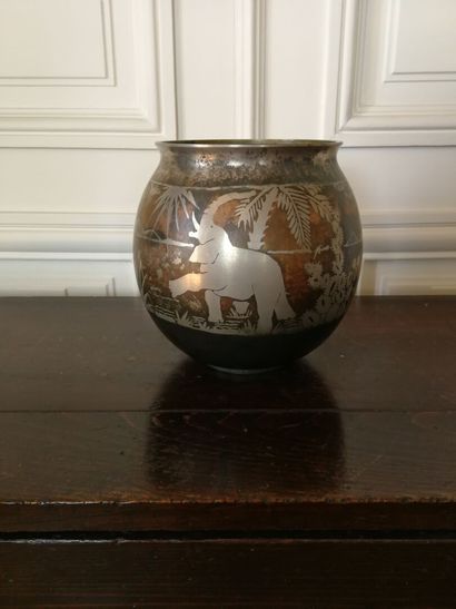 null R. THIBAUDAT (XXe siècle)
Vase globulaire en dinanderie à décor d'un éléphant...