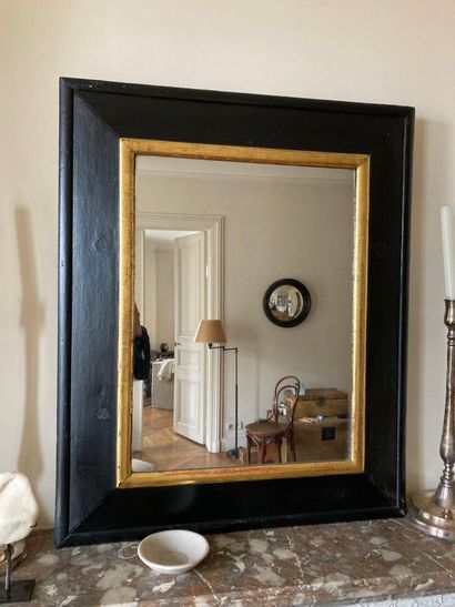 null Miroir rectangulaire à cadre en bois laqué noir et or 
Haut. : 98 cm ; Larg....