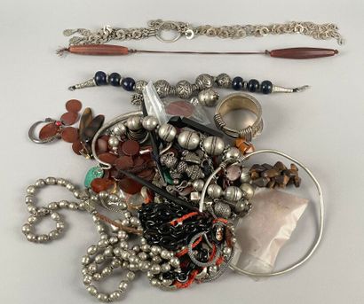 null Lot de bijoux fantaisie comprenant des bracelets, colliers en métal, pierres...