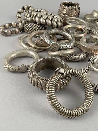 null Lot de bijoux fantaisie en métal argenté comprenant des bracelets à motifs géométriques.
(Accidents...