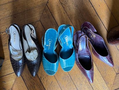 null CHANEL
Lot de trois paires de chaussures en crocodile, deux paires à talon compensé...